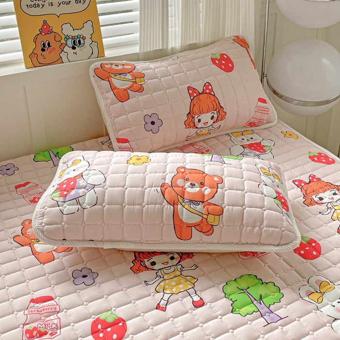 91家纺网 家纺一手货源 找家纺 富馨莱 2025春夏新款纯棉双层纱软床垫护垫加厚 草莓女孩