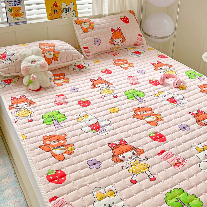 91家纺网 家纺一手货源 找家纺 富馨莱 2025春夏新款纯棉双层纱软床垫护垫加厚 草莓女孩