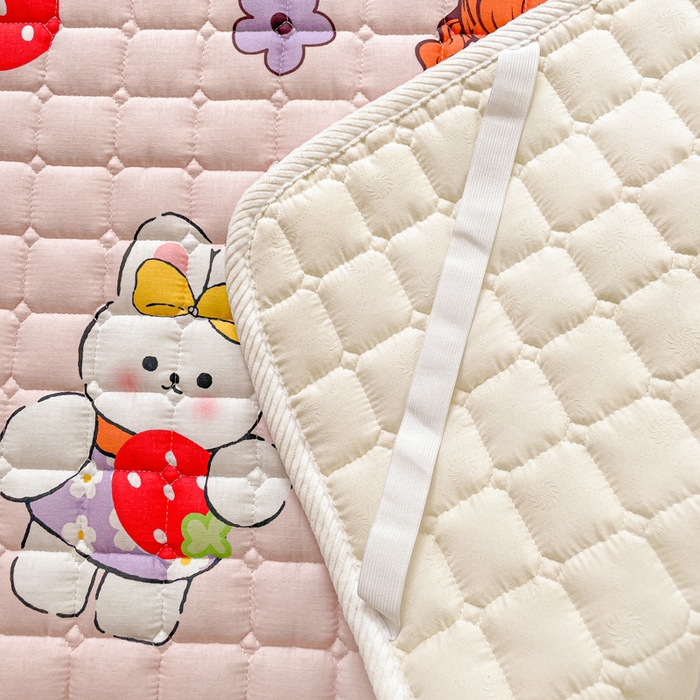 91家纺网 家纺一手货源 找家纺 富馨莱 2025春夏新款纯棉双层纱软床垫护垫加厚 草莓女孩