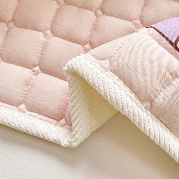 91家纺网 家纺一手货源 找家纺 富馨莱 2025春夏新款纯棉双层纱软床垫护垫加厚 草莓女孩