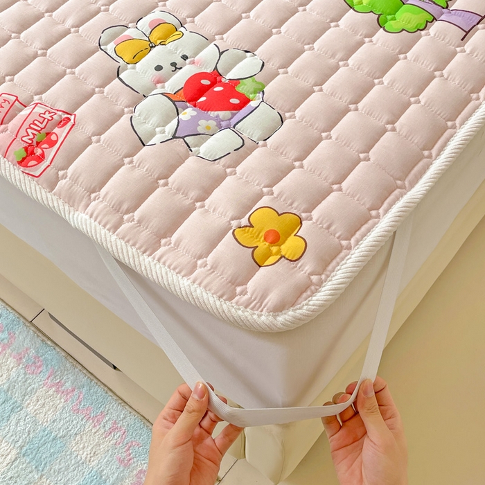 91家纺网 家纺一手货源 找家纺 富馨莱 2025春夏新款纯棉双层纱软床垫护垫加厚 草莓女孩