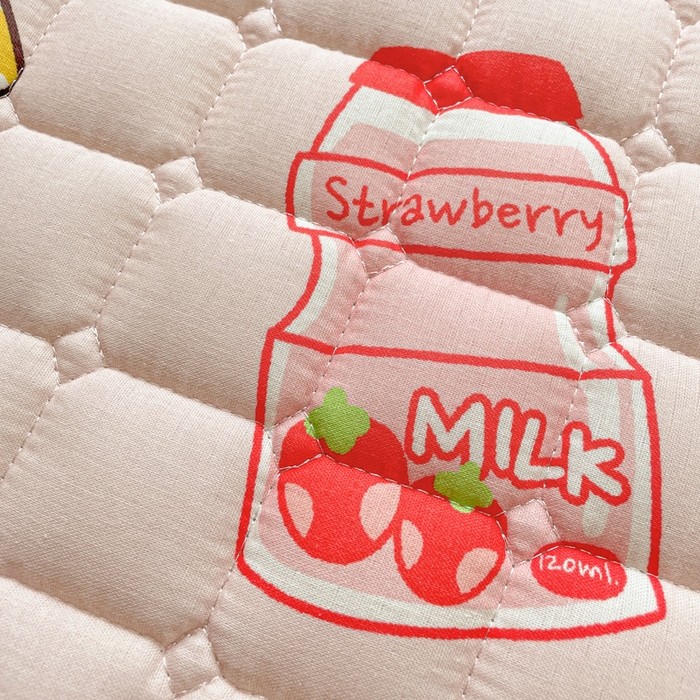 91家纺网 家纺一手货源 找家纺 富馨莱 2025春夏新款纯棉双层纱软床垫护垫加厚 草莓女孩