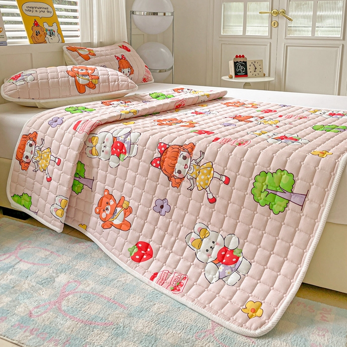 91家纺网 家纺一手货源 找家纺 富馨莱 2025春夏新款纯棉双层纱软床垫护垫加厚 草莓女孩