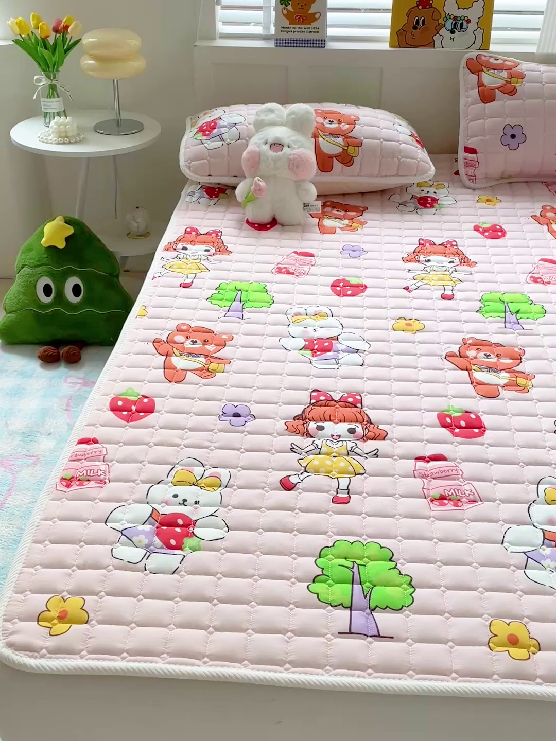 91家纺网 家纺一手货源 找家纺 富馨莱 2025春夏新款纯棉双层纱软床垫护垫加厚 草莓女孩