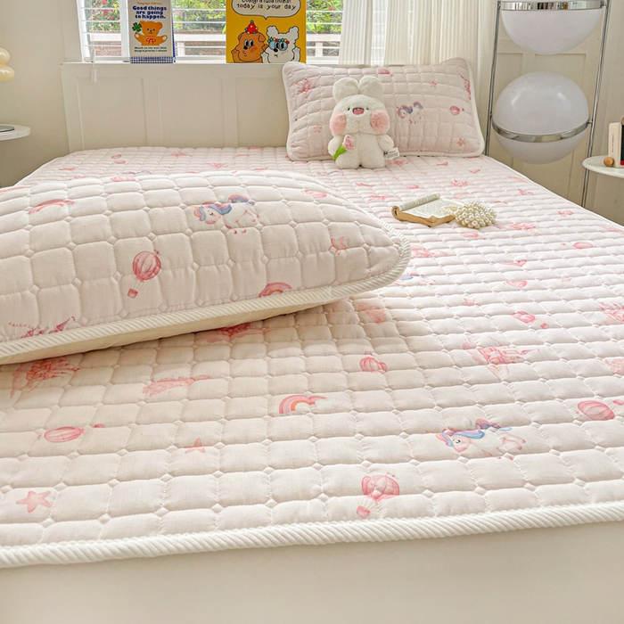 91家纺网 家纺一手货源 找家纺 富馨莱 2025春夏新款纯棉双层纱软床垫护垫加厚 梦幻城堡