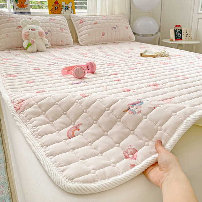 91家纺网 家纺一手货源 找家纺 富馨莱 2025春夏新款纯棉双层纱软床垫护垫加厚 梦幻城堡