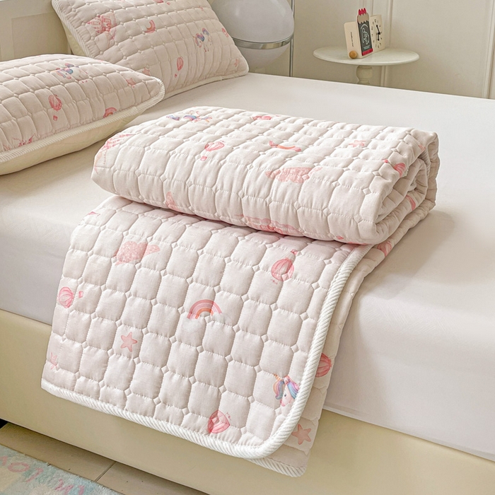 91家纺网 家纺一手货源 找家纺 富馨莱 2025春夏新款纯棉双层纱软床垫护垫加厚 梦幻城堡