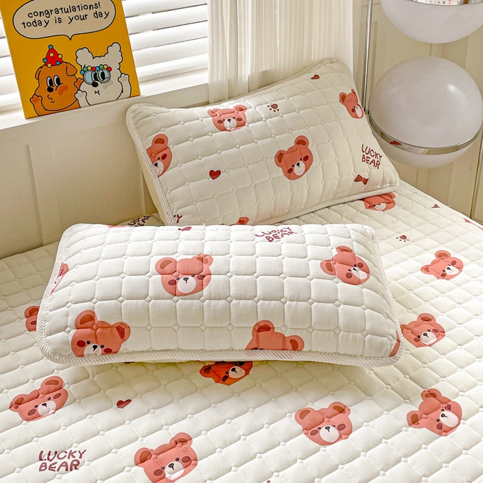 91家纺网 家纺一手货源 找家纺 富馨莱 2025春夏新款纯棉双层纱软床垫护垫加厚 奶酪小熊
