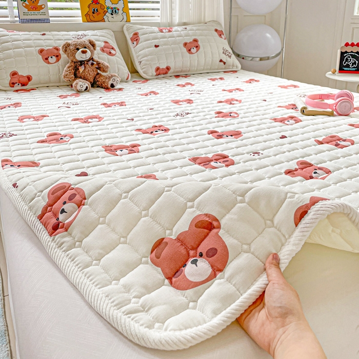 91家纺网 家纺一手货源 找家纺 富馨莱 2025春夏新款纯棉双层纱软床垫护垫加厚 奶酪小熊