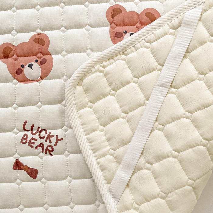 91家纺网 家纺一手货源 找家纺 富馨莱 2025春夏新款纯棉双层纱软床垫护垫加厚 奶酪小熊