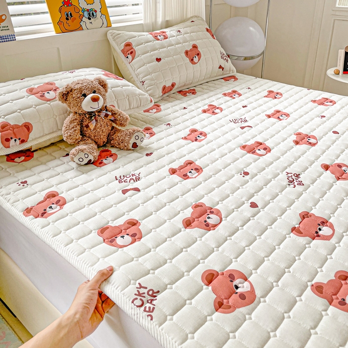 91家纺网 家纺一手货源 找家纺 富馨莱 2025春夏新款纯棉双层纱软床垫护垫加厚 奶酪小熊