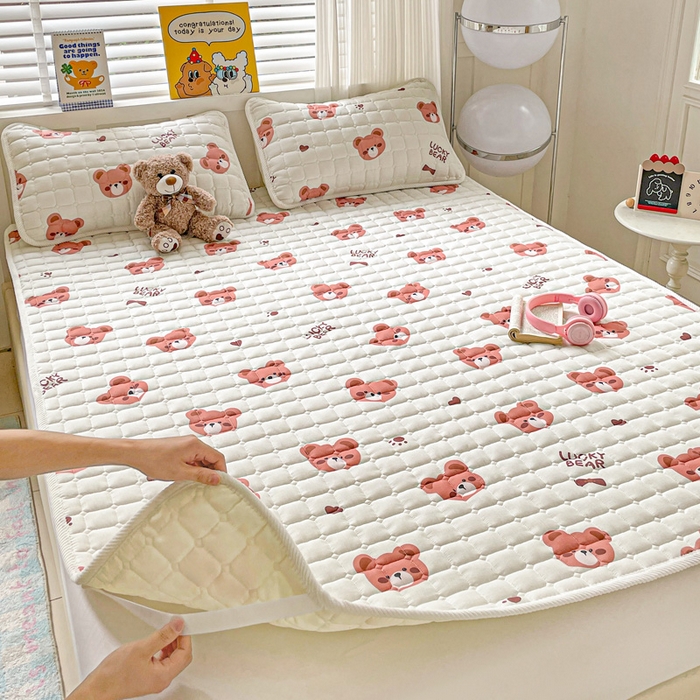 91家纺网 家纺一手货源 找家纺 富馨莱 2025春夏新款纯棉双层纱软床垫护垫加厚 奶酪小熊