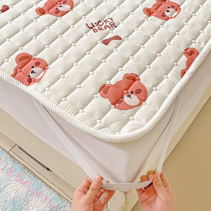 91家纺网 家纺一手货源 找家纺 富馨莱 2025春夏新款纯棉双层纱软床垫护垫加厚 奶酪小熊