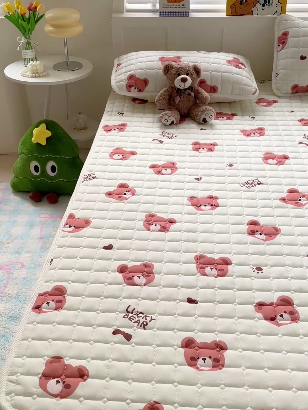 91家纺网 家纺一手货源 找家纺 富馨莱 2025春夏新款纯棉双层纱软床垫护垫加厚 奶酪小熊