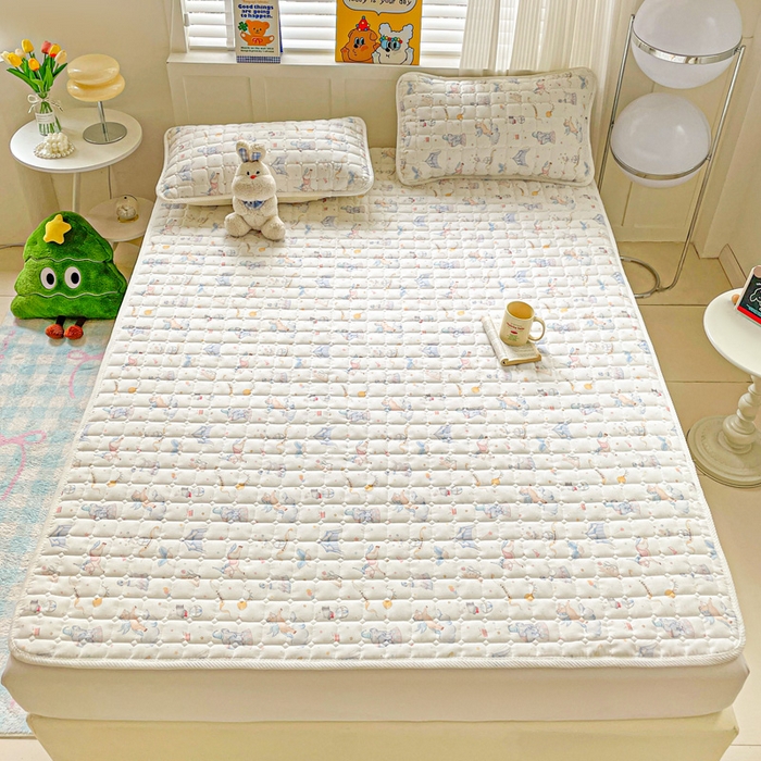 91家纺网 家纺一手货源 找家纺 富馨莱 2025春夏新款纯棉双层纱软床垫护垫加厚 派对乐园