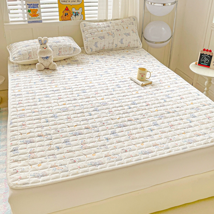 91家纺网 家纺一手货源 找家纺 富馨莱 2025春夏新款纯棉双层纱软床垫护垫加厚 派对乐园