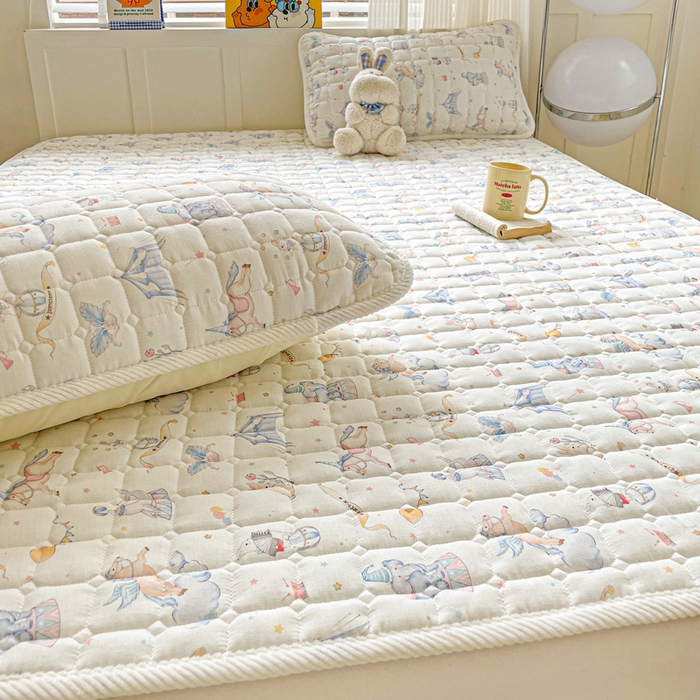 91家纺网 家纺一手货源 找家纺 富馨莱 2025春夏新款纯棉双层纱软床垫护垫加厚 派对乐园