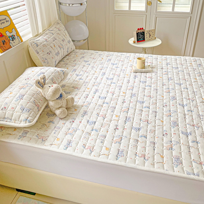 91家纺网 家纺一手货源 找家纺 富馨莱 2025春夏新款纯棉双层纱软床垫护垫加厚 派对乐园