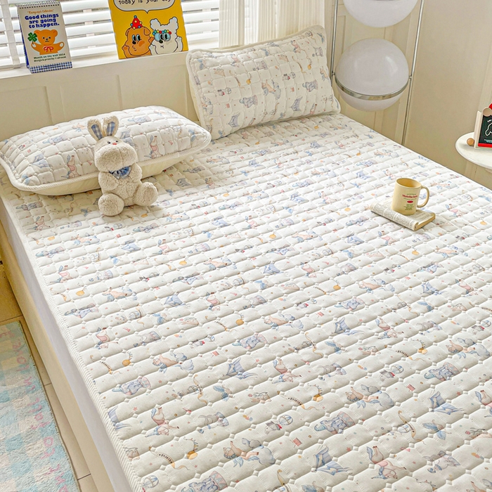 91家纺网 家纺一手货源 找家纺 富馨莱 2025春夏新款纯棉双层纱软床垫护垫加厚 派对乐园