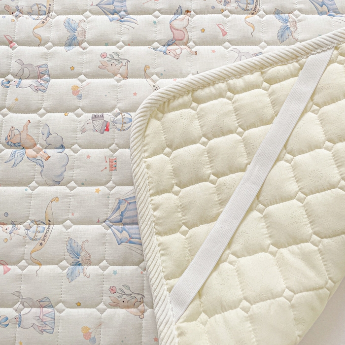 91家纺网 家纺一手货源 找家纺 富馨莱 2025春夏新款纯棉双层纱软床垫护垫加厚 派对乐园