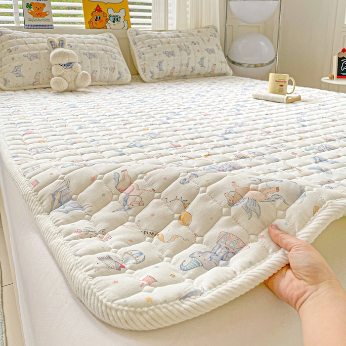 91家纺网 家纺一手货源 找家纺 富馨莱 2025春夏新款纯棉双层纱软床垫护垫加厚 派对乐园