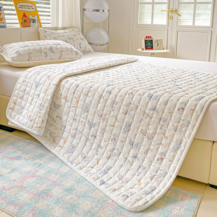 91家纺网 家纺一手货源 找家纺 富馨莱 2025春夏新款纯棉双层纱软床垫护垫加厚 派对乐园