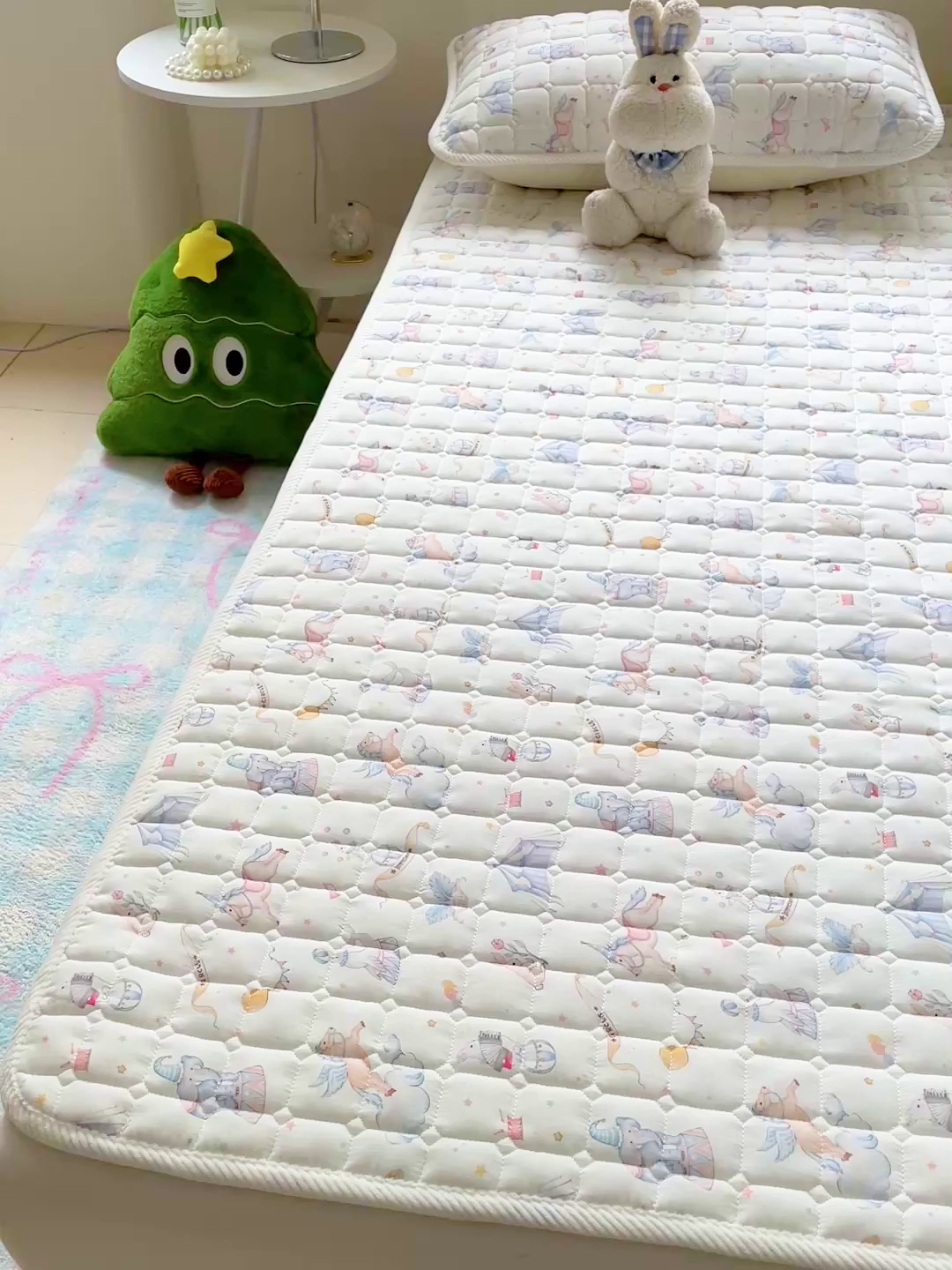 91家纺网 家纺一手货源 找家纺 富馨莱 2025春夏新款纯棉双层纱软床垫护垫加厚 派对乐园