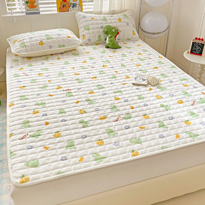 91家纺网 家纺一手货源 找家纺 富馨莱 2025春夏新款纯棉双层纱软床垫护垫加厚 小恐龙绿