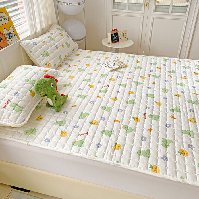 91家纺网 家纺一手货源 找家纺 富馨莱 2025春夏新款纯棉双层纱软床垫护垫加厚 小恐龙绿