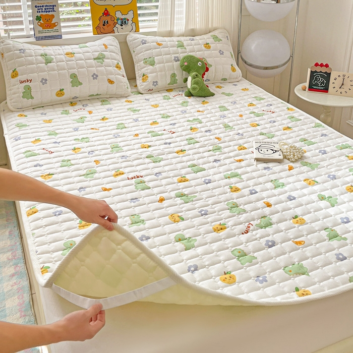 91家纺网 家纺一手货源 找家纺 富馨莱 2025春夏新款纯棉双层纱软床垫护垫加厚 小恐龙绿
