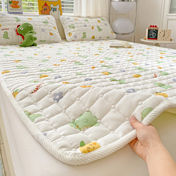 91家纺网 家纺一手货源 找家纺 富馨莱 2025春夏新款纯棉双层纱软床垫护垫加厚 小恐龙绿