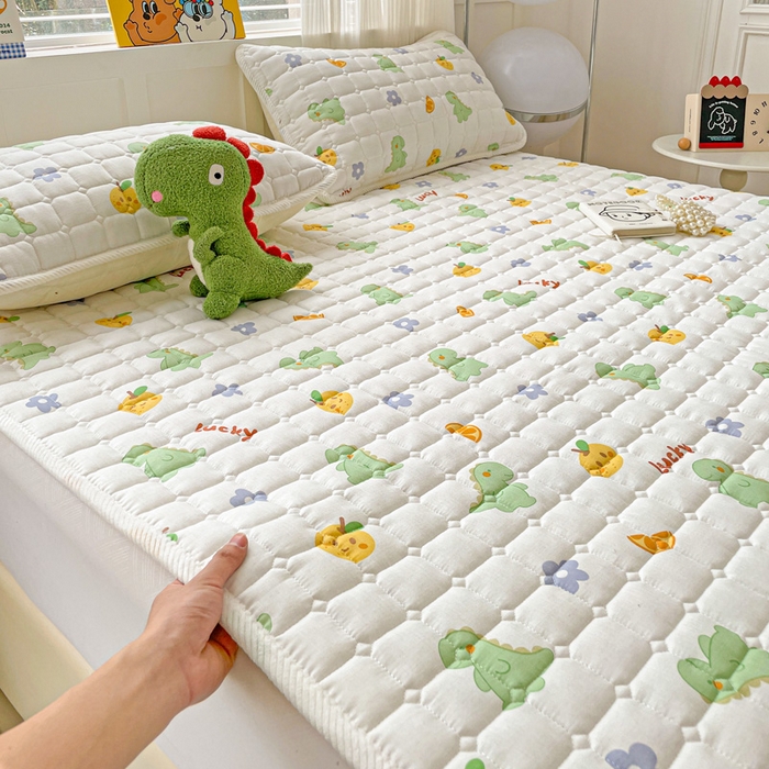 91家纺网 家纺一手货源 找家纺 富馨莱 2025春夏新款纯棉双层纱软床垫护垫加厚 小恐龙绿
