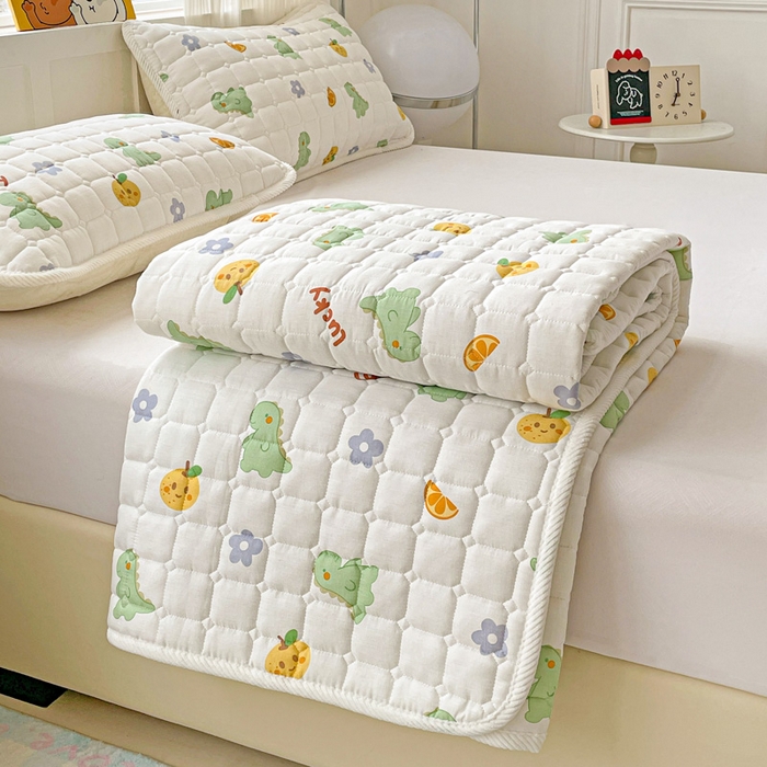 91家纺网 家纺一手货源 找家纺 富馨莱 2025春夏新款纯棉双层纱软床垫护垫加厚 小恐龙绿