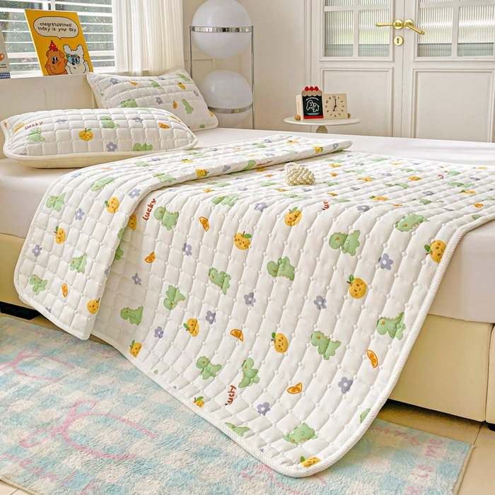 91家纺网 家纺一手货源 找家纺 富馨莱 2025春夏新款纯棉双层纱软床垫护垫加厚 小恐龙绿