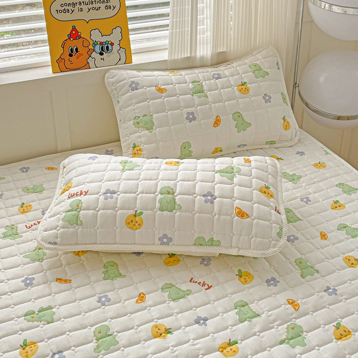 91家纺网 家纺一手货源 找家纺 富馨莱 2025春夏新款纯棉双层纱软床垫护垫加厚 小恐龙绿