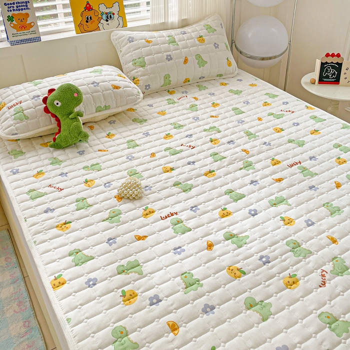 91家纺网 家纺一手货源 找家纺 富馨莱 2025春夏新款纯棉双层纱软床垫护垫加厚 小恐龙绿
