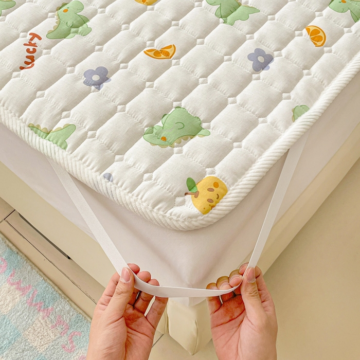 91家纺网 家纺一手货源 找家纺 富馨莱 2025春夏新款纯棉双层纱软床垫护垫加厚 小恐龙绿