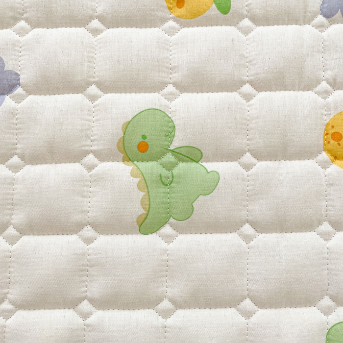 91家纺网 家纺一手货源 找家纺 富馨莱 2025春夏新款纯棉双层纱软床垫护垫加厚 小恐龙绿