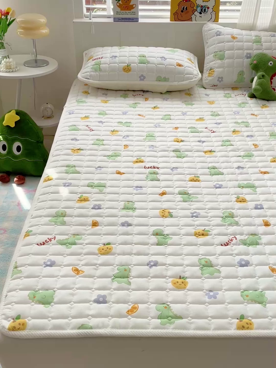 91家纺网 家纺一手货源 找家纺 富馨莱 2025春夏新款纯棉双层纱软床垫护垫加厚 小恐龙绿