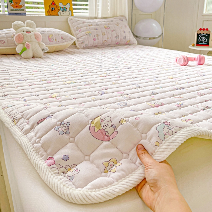 91家纺网 家纺一手货源 找家纺 富馨莱 2025春夏新款纯棉双层纱软床垫护垫加厚 心悦兔