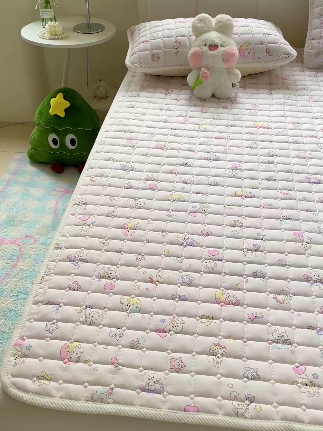 91家纺网 家纺一手货源 找家纺 富馨莱 2025春夏新款纯棉双层纱软床垫护垫加厚 心悦兔