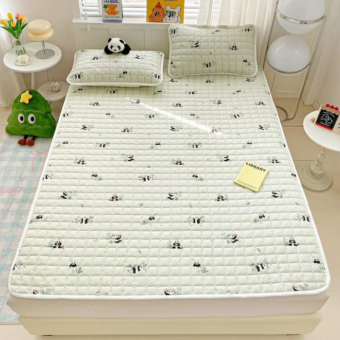 91家纺网 家纺一手货源 找家纺 富馨莱 2025春夏新款纯棉双层纱软床垫护垫加厚 熊猫读书