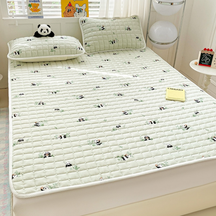 91家纺网 家纺一手货源 找家纺 富馨莱 2025春夏新款纯棉双层纱软床垫护垫加厚 熊猫读书