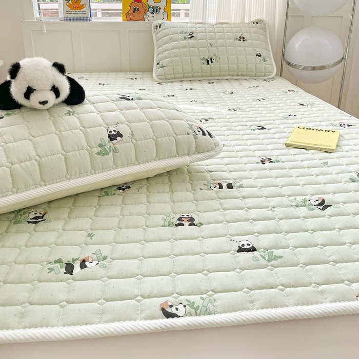91家纺网 家纺一手货源 找家纺 富馨莱 2025春夏新款纯棉双层纱软床垫护垫加厚 熊猫读书