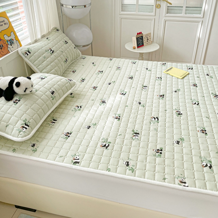 91家纺网 家纺一手货源 找家纺 富馨莱 2025春夏新款纯棉双层纱软床垫护垫加厚 熊猫读书