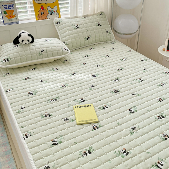 91家纺网 家纺一手货源 找家纺 富馨莱 2025春夏新款纯棉双层纱软床垫护垫加厚 熊猫读书