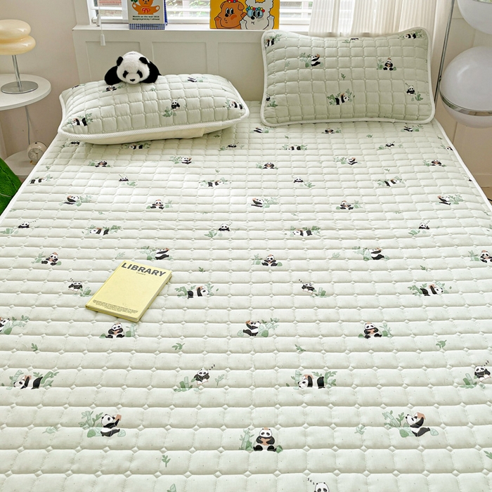 91家纺网 家纺一手货源 找家纺 富馨莱 2025春夏新款纯棉双层纱软床垫护垫加厚 熊猫读书