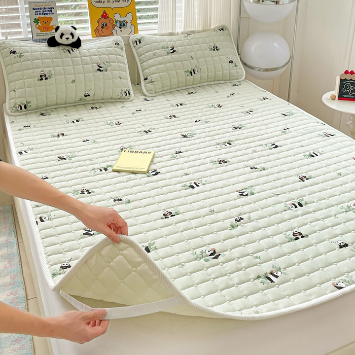 91家纺网 家纺一手货源 找家纺 富馨莱 2025春夏新款纯棉双层纱软床垫护垫加厚 熊猫读书