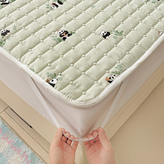 91家纺网 家纺一手货源 找家纺 富馨莱 2025春夏新款纯棉双层纱软床垫护垫加厚 熊猫读书
