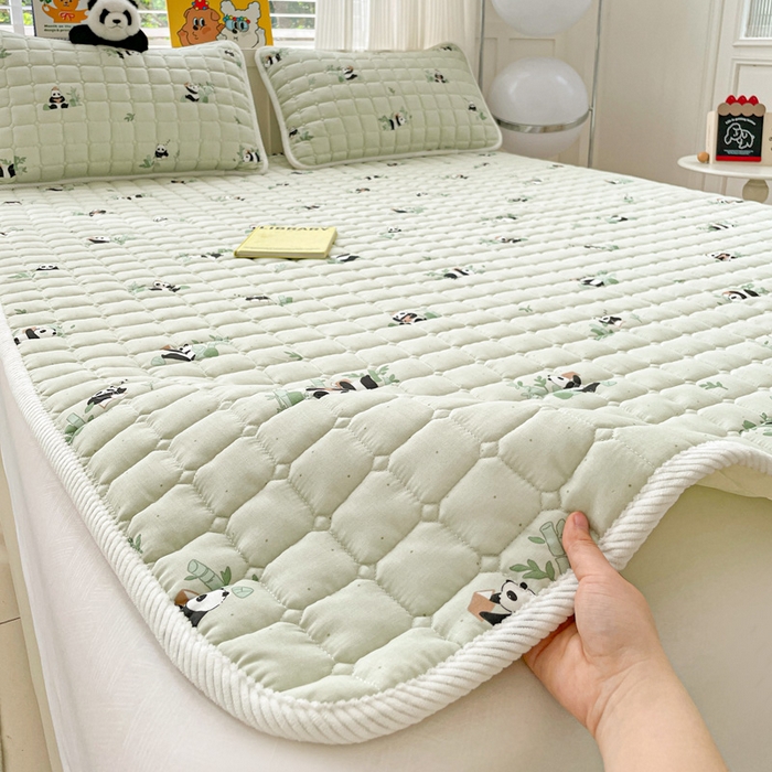 91家纺网 家纺一手货源 找家纺 富馨莱 2025春夏新款纯棉双层纱软床垫护垫加厚 熊猫读书